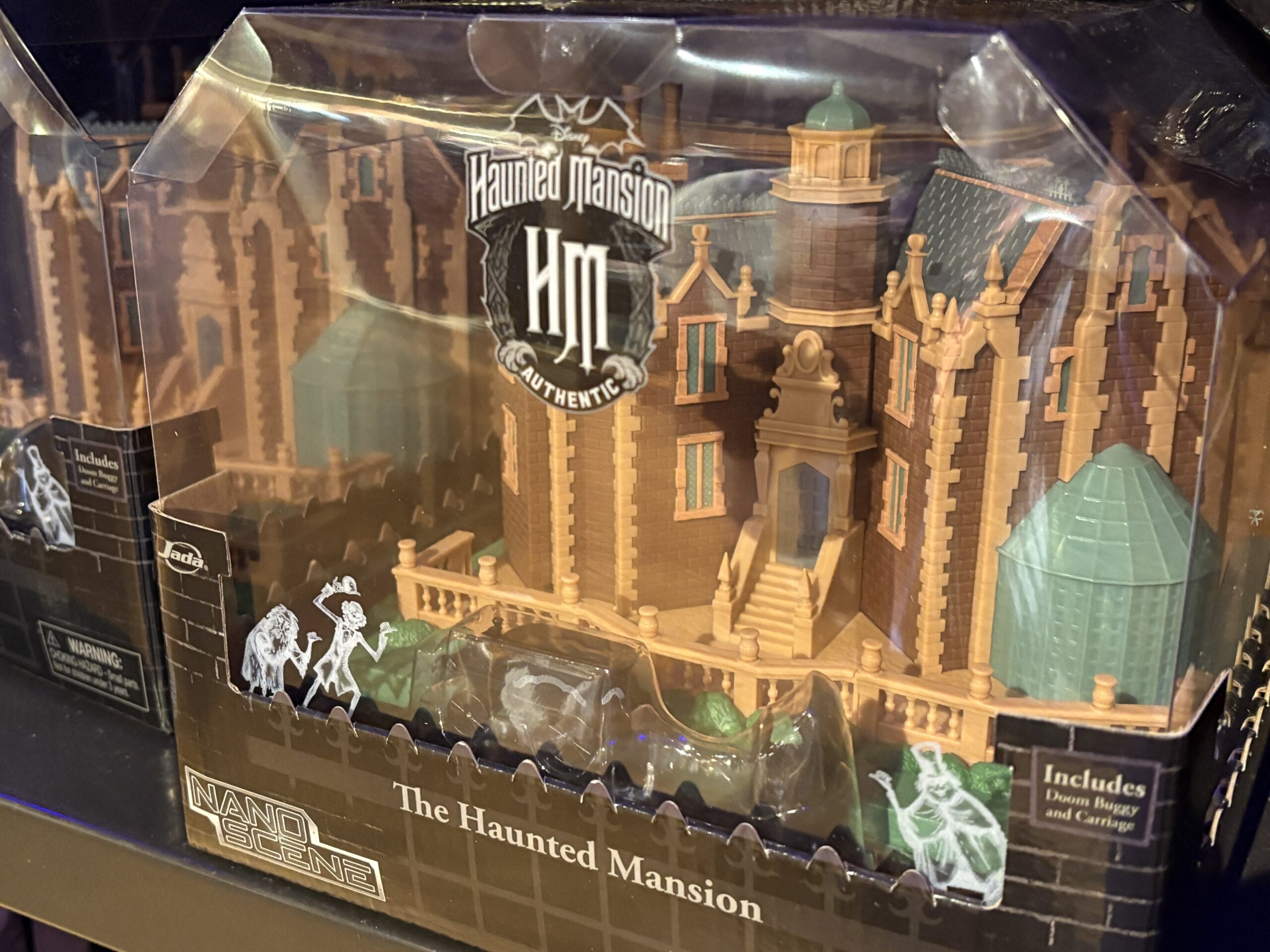 A new Jada Toys Nano Scene set brings a miniature Disneyland Haunted Mansion over to the east coast for guests at Walt Disney World.
