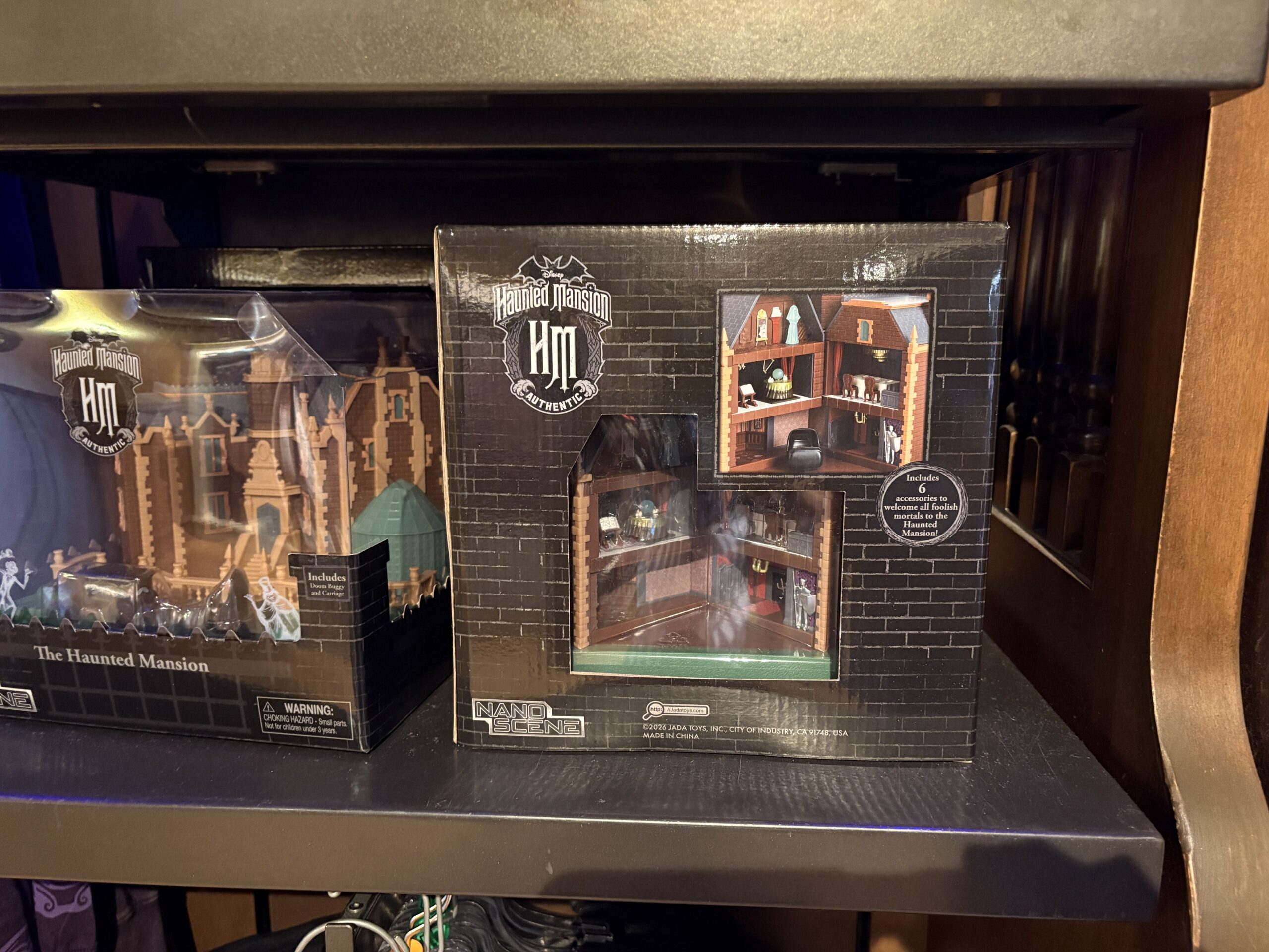 A new Jada Toys Nano Scene set brings a miniature Disneyland Haunted Mansion over to the east coast for guests at Walt Disney World.