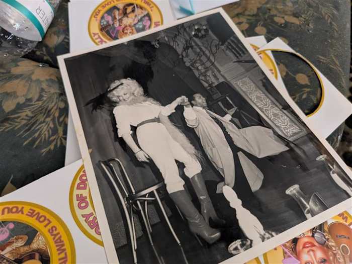 A Jacksonville artist’s snapshot with Dolly Parton and the night he picked her from the crowd