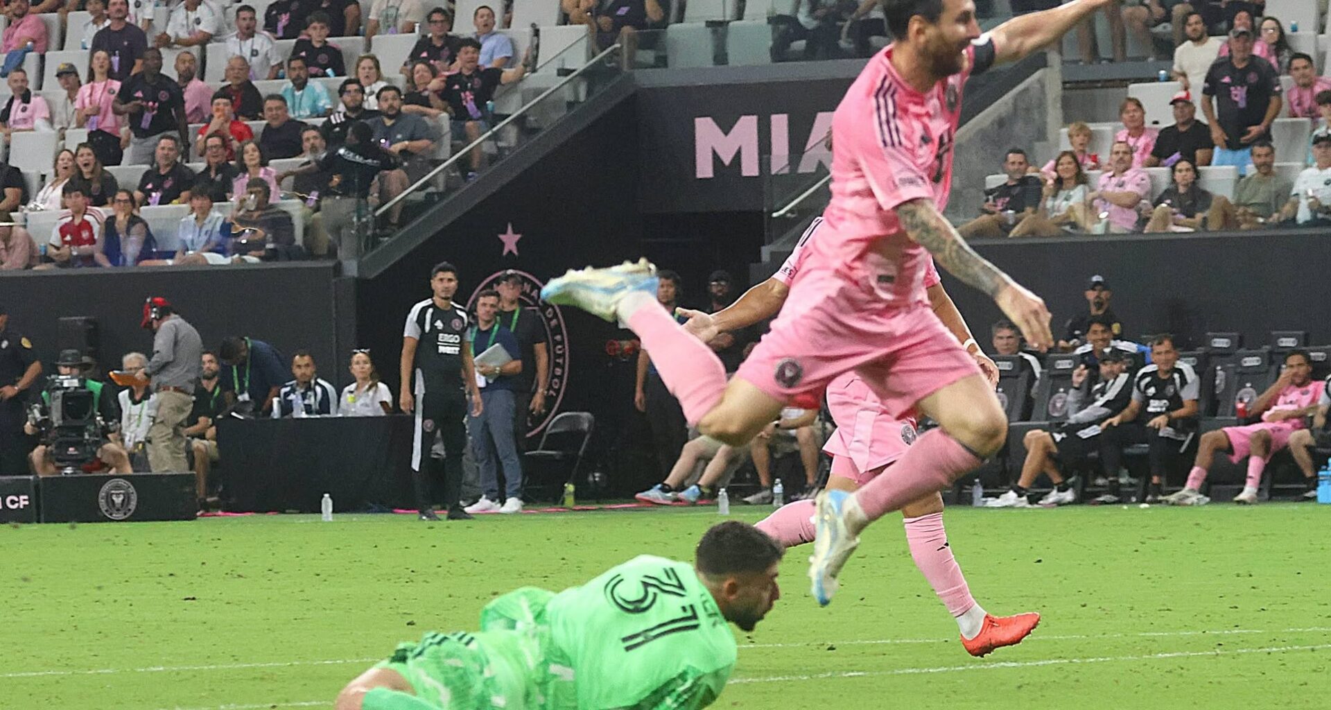 FANTASTIC FOUR: Messi strikes 4 times as Miami routs Montreal, 7-1