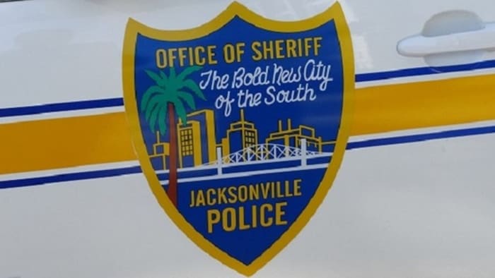 Man dies after being pulled from swimming pool at Jacksonville apartment complex