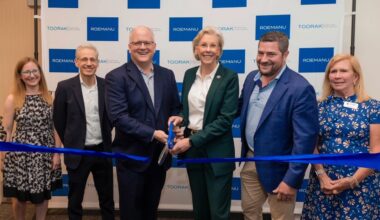 John Beacham and Mayor Jane Castor cut the ribbon at Toorak Capital Partners’ Tampa headquarters opening, joined by company and community leaders.