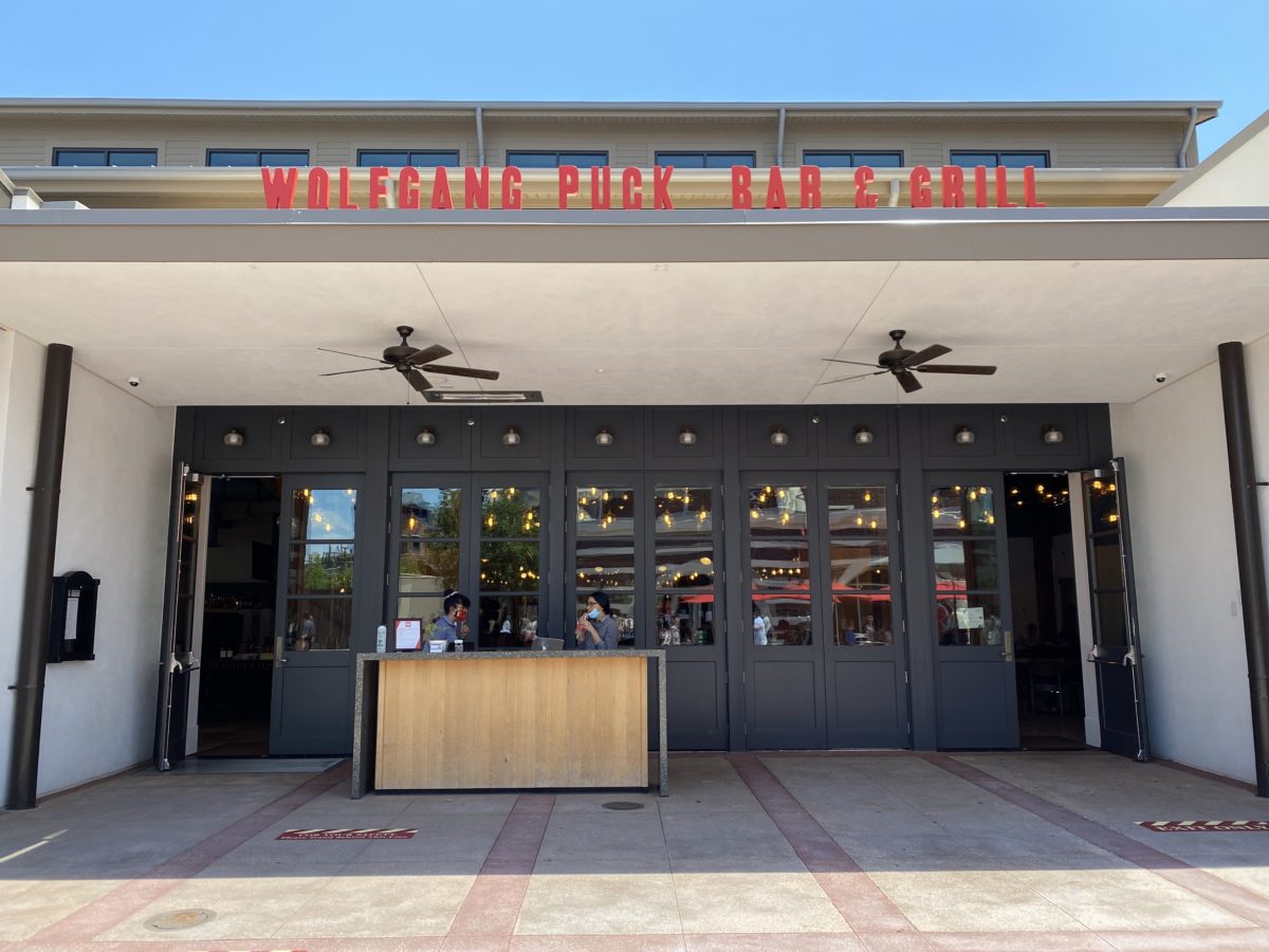 Wolfgang Puck Bar & Grill will permanently close at Disney Springs next month, bringing the celebrity chef’s nearly three-decade presence at the shopping and dining district to an end.