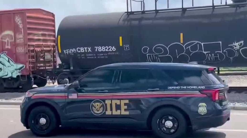 ICE agents leave car in Florida road after arrest