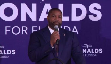 Byron Donalds campaigns in Naples ahead of Florida primary