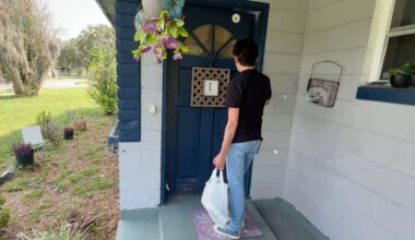 Meals on Wheels checking on homebound seniors in hot weather