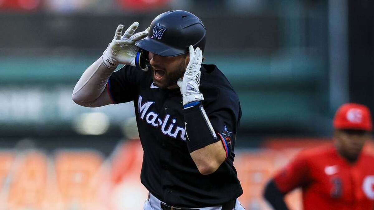 Hernandez’s eighth-inning single lifts Marlins past Reds