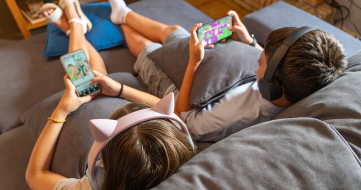 When parents are stressed, kids get more screen time, study finds | FIU News
