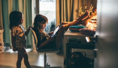 Parents putting screens in front of their kids is more about their own stress than other factors | FIU News