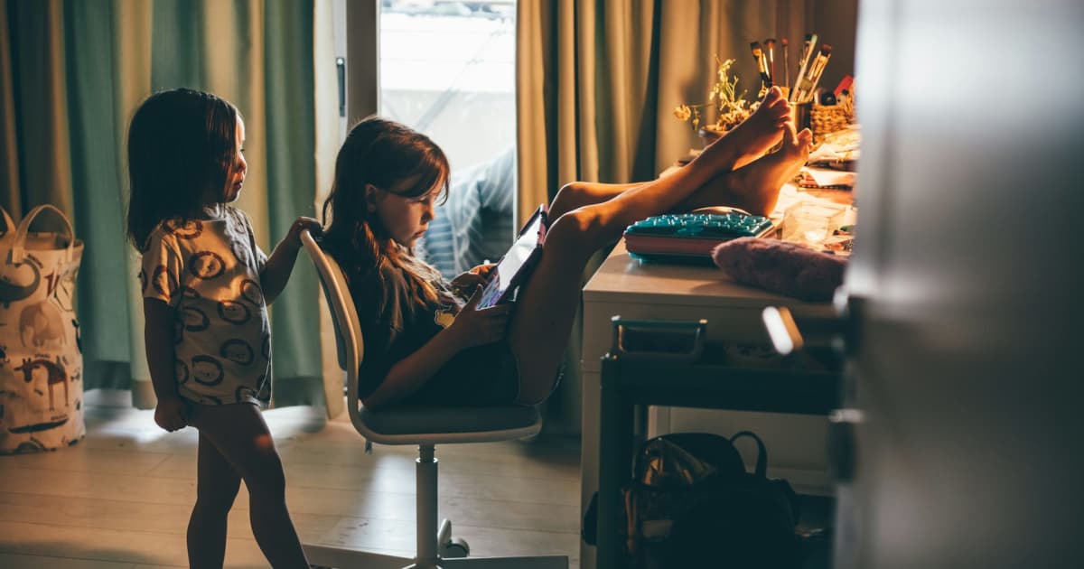 Parents putting screens in front of their kids is more about their own stress than other factors | FIU News