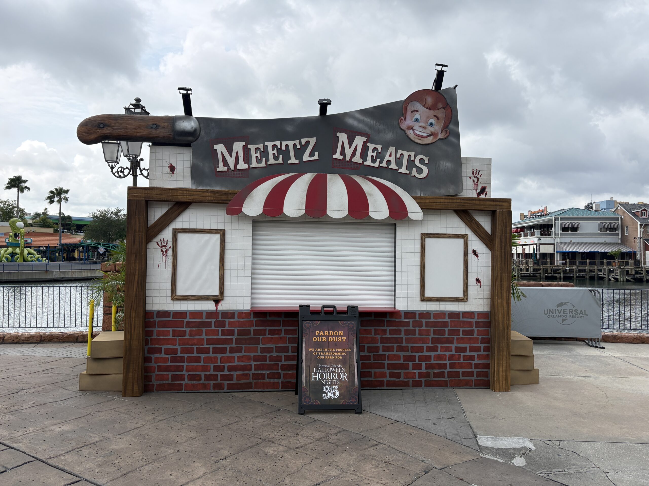 Meetz Meats is back again with what will likely be more gruesome eats and treats for guests. Meetz Meats and its mascot Meaty Meetz were introduced for 2009’s Leave It To Cleaver house. The butcher was reportedly the most popular in Carey, Ohio, due to their unconventional ingredients. We see Meaty Meetz on the top righthand side of the cleaver sign.