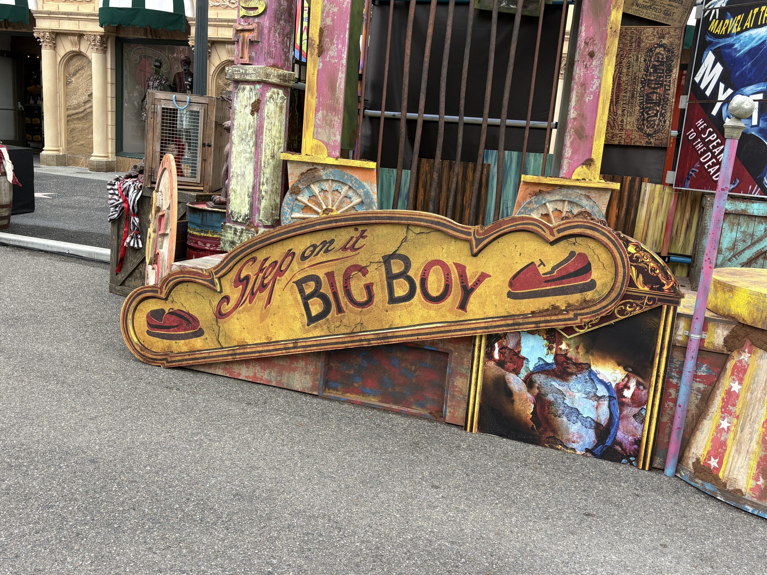 This stage will display the “Absurd” and “Weird.” There’s a pair of dirty clown heads, one smiling and the other frowning.