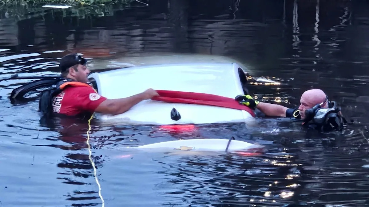 Police Rescue Unresponsive Driver From Sinking Vehicle After Crash Into Florida Pond
