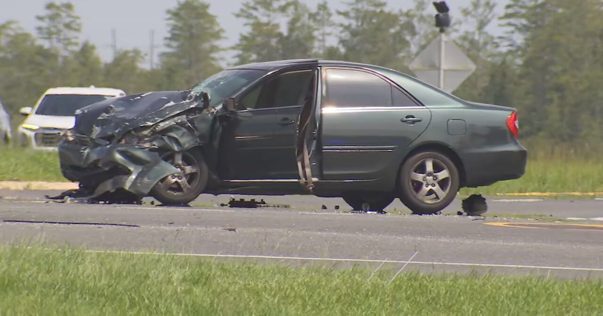 Driver killed, one injured in SR 520 and Maxim Pkwy crash
