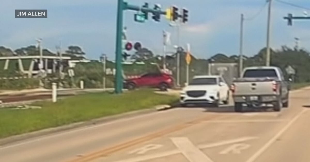 Florida man rescues driver stuck on railroad tracks