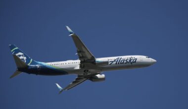 Alaska Airlines flight to Seattle from Miami delayed after passenger threats trigger lockdown – KIRO 7 News Seattle