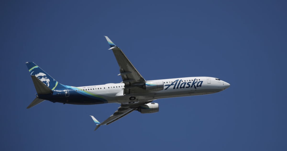 Alaska Airlines flight to Seattle from Miami delayed after passenger threats trigger lockdown – KIRO 7 News Seattle
