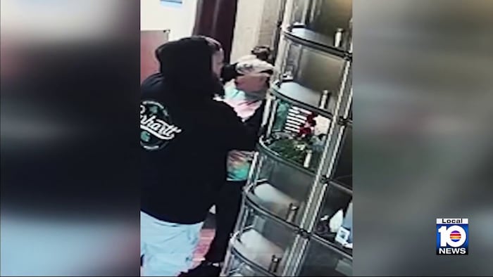 Trio raiding tombs throughout Florida, deputies warn