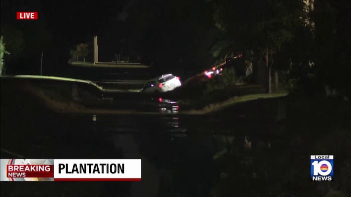 Suspect in custody following police chase that ended at edge of Plantation canal, cops say
