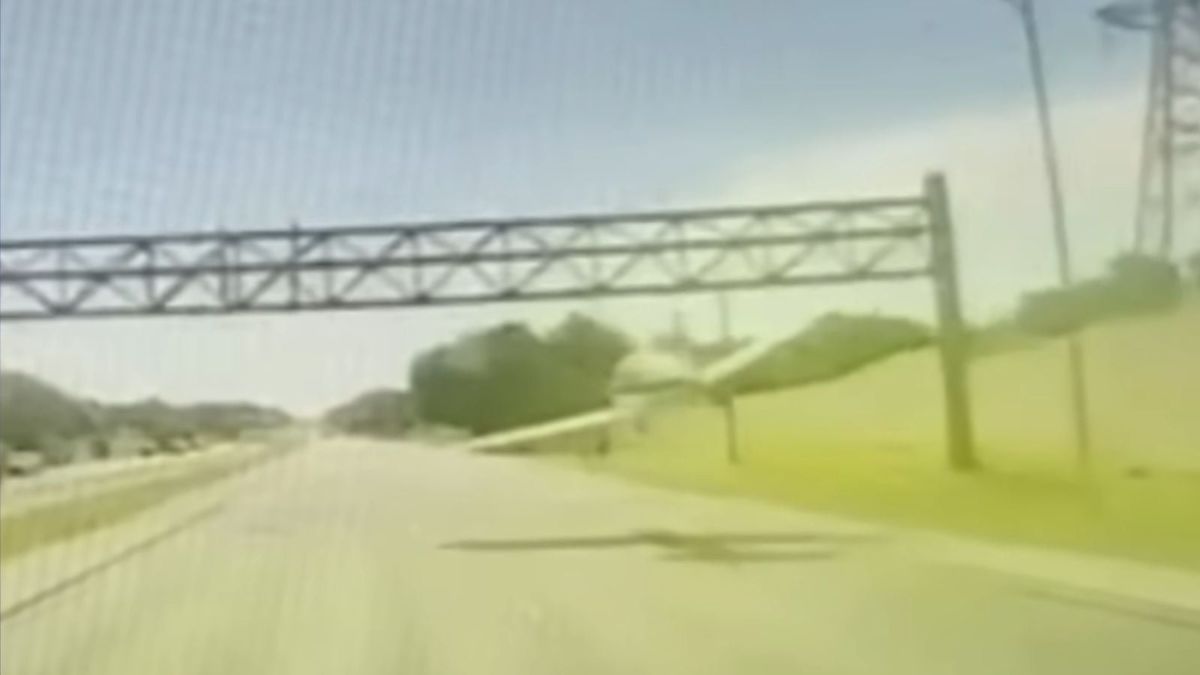 Florida Pilot Emergency Lands on Interstate, Flies Under Overhead Sign