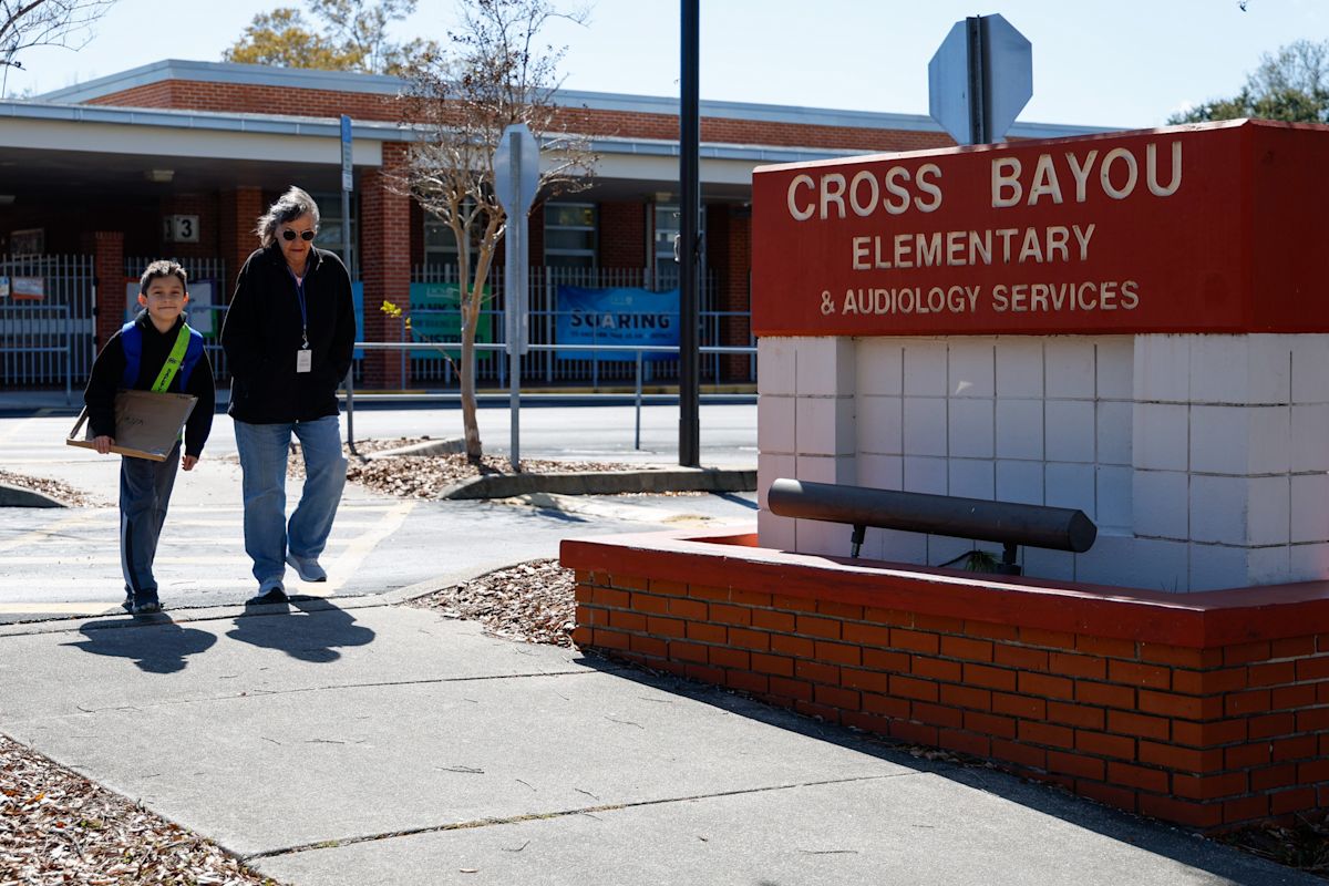 Florida districts plan more school closures. Researchers call for caution.