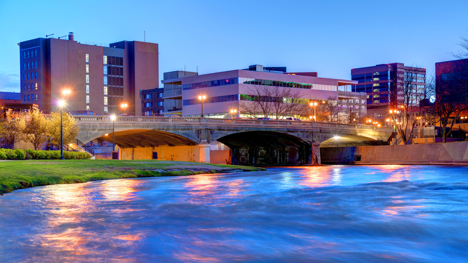 Retirees Should Consider Leaving Florida For This Affordable Midwest Gem With Miles Of Scenic Shoreline