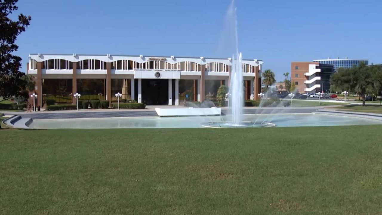 UCF moves about 7,500 students into campus housing