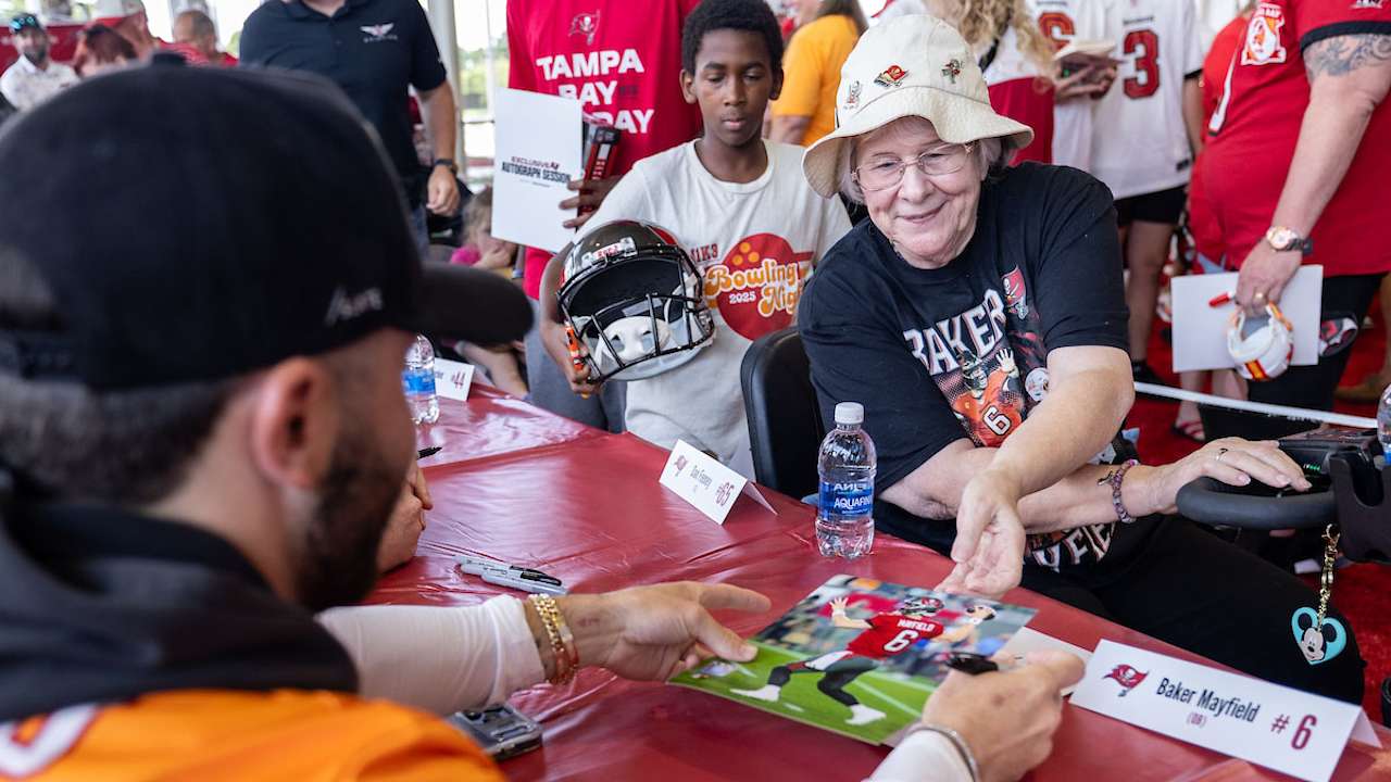 Photos: Buccaneers 2026 Fan Autograph Event