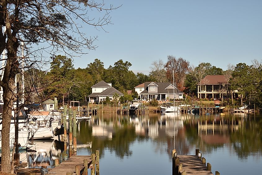 Waterfront and greenery in Niceville, Florida