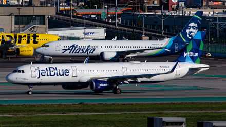 JetBlue Airbus A321-200 and Alaska Airlines Boeing 737 MAX 9 Taxiing