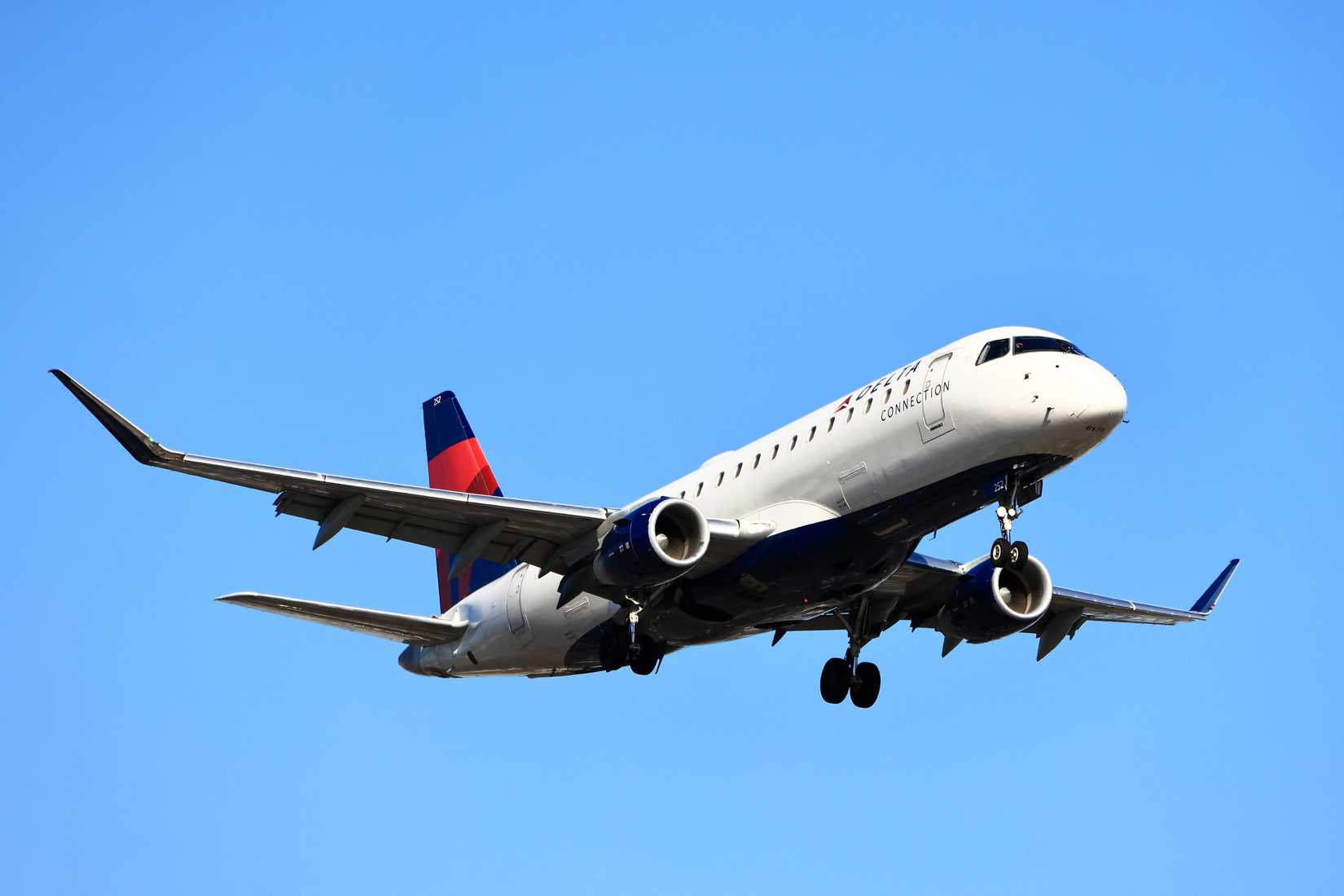 Delta Air Lines Embraer E175 on approach