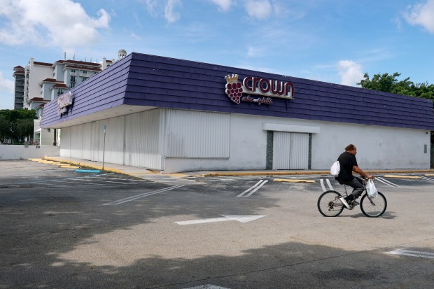 A Crown liquor store and Winn-Dixie on Cordova Road in Fort Lauderdale, shown Thursday, closed last year. A Live Local project might take their place. (Mike Stocker/South Florida Sun Sentinel)
