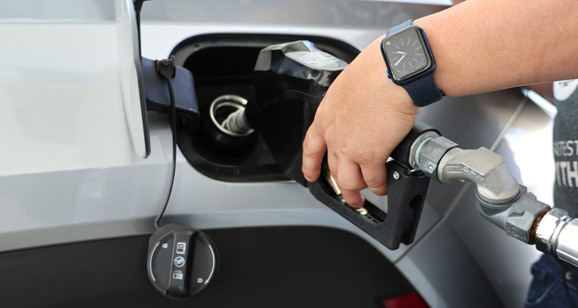 Florida gas prices still hovering just under $4 – Sun Sentinel