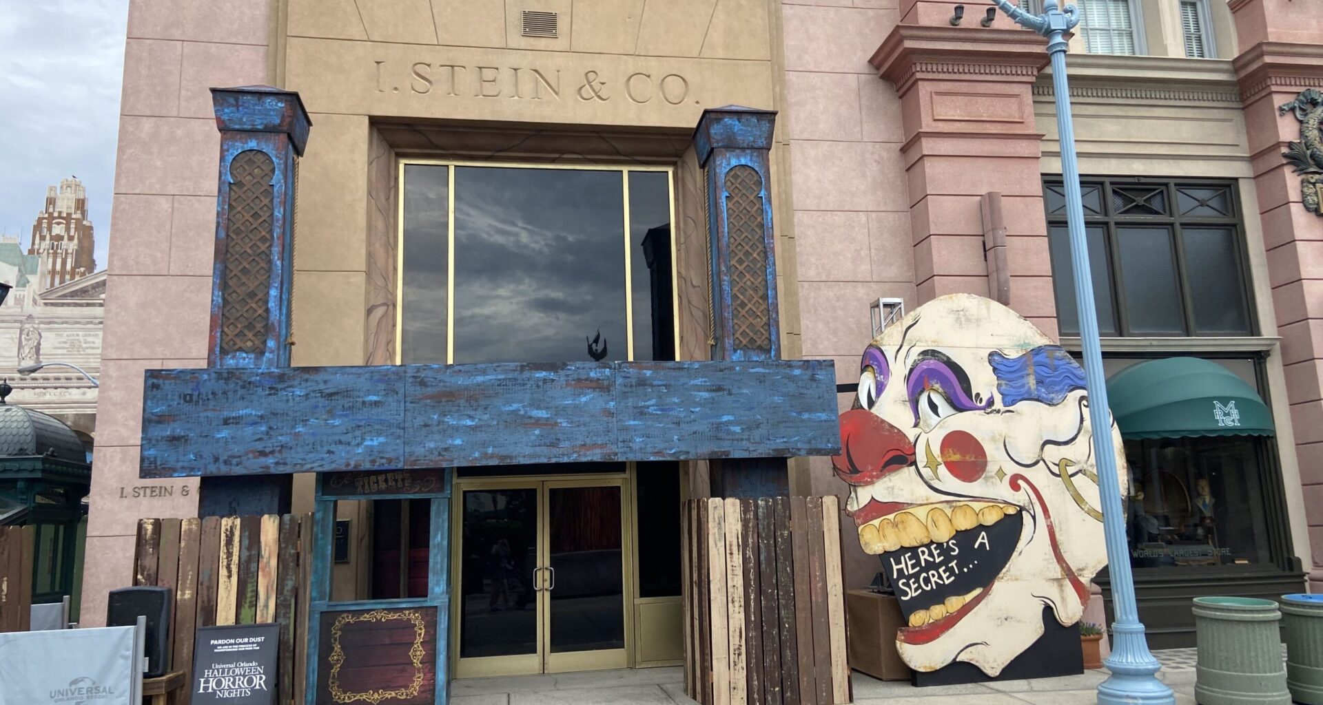 Crews installed more scare zone props at Universal Studios Florida this weekend as Halloween Horror Nights 35 gets closer. This year