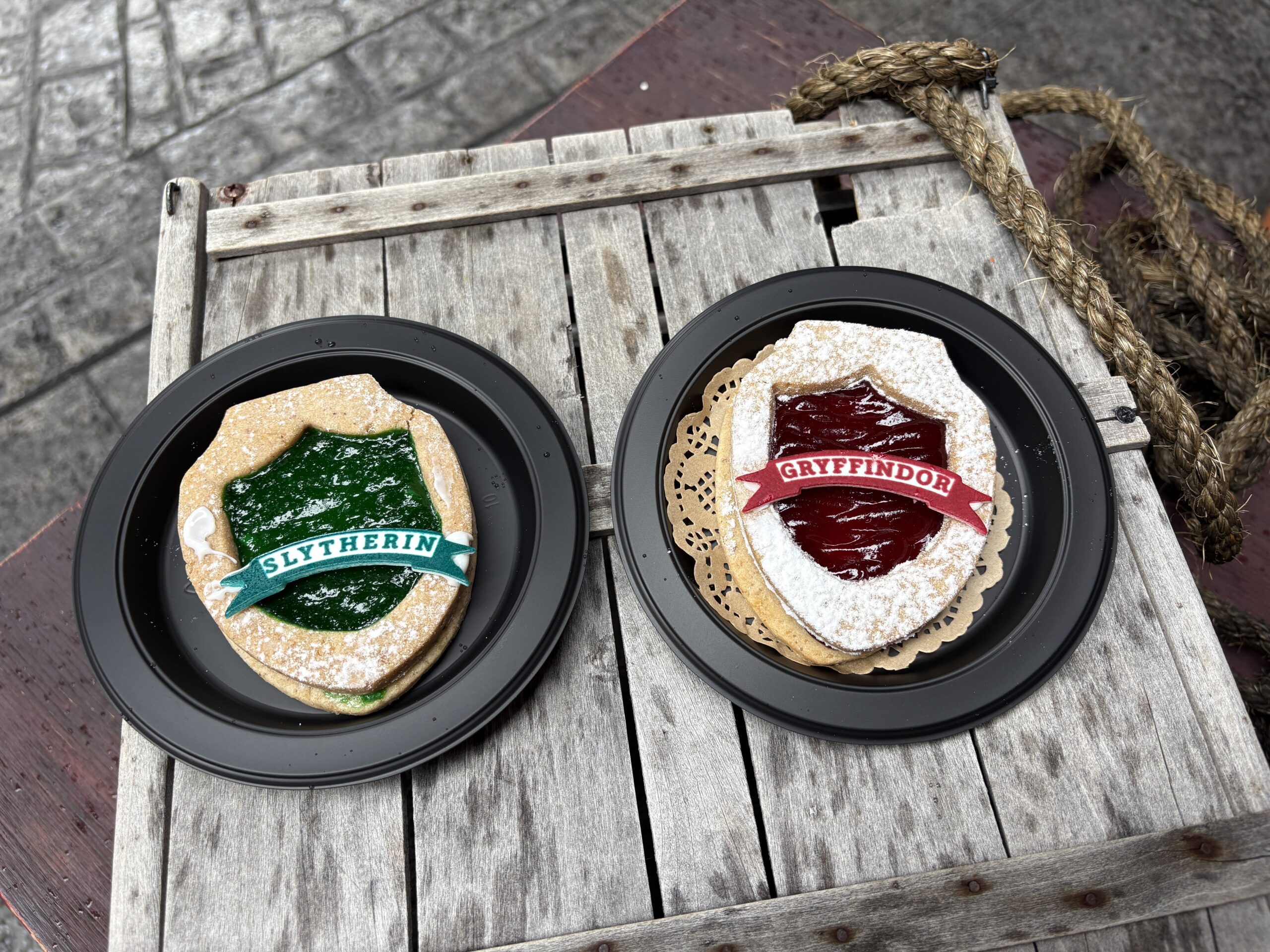 REVIEW: Hogwarts House Linzer Cookies From Wizarding World at Universal Studios Florida
