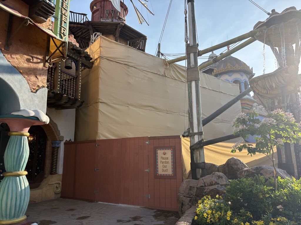 Scrim and walls have been added to Island Market and Export, as well as Port of Entry Christmas Shoppe in Islands of Adventure.
