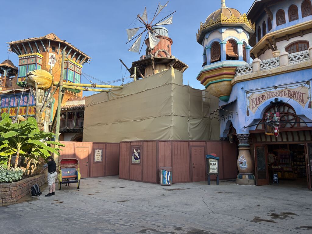 Scrim and walls have been added to Island Market and Export, as well as Port of Entry Christmas Shoppe in Islands of Adventure.