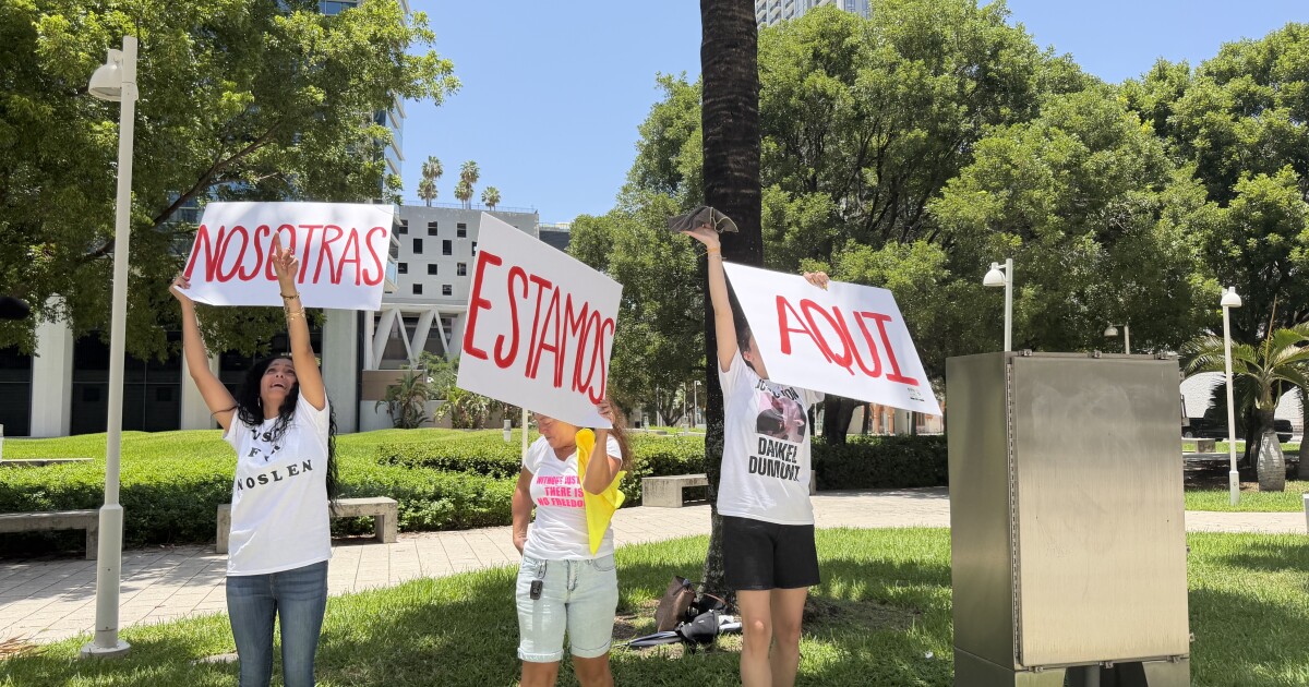 Immigrants at FDC Miami: 'Animals get treated better than this'