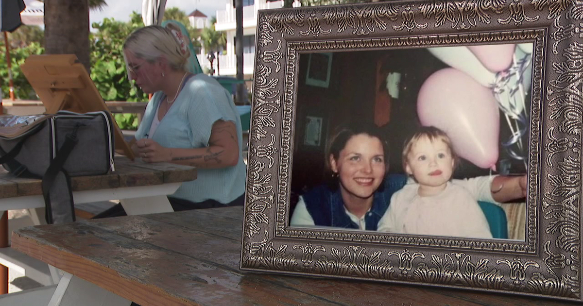 St. Pete Beach artist turns paintings into fundraiser for mom’s brain surgery
