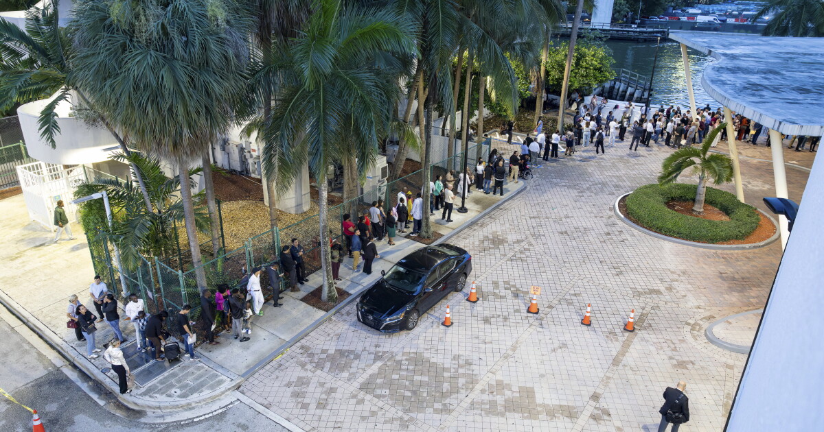 New immigration court tactic leads to huge lines and chaos in Miami | WGCU News