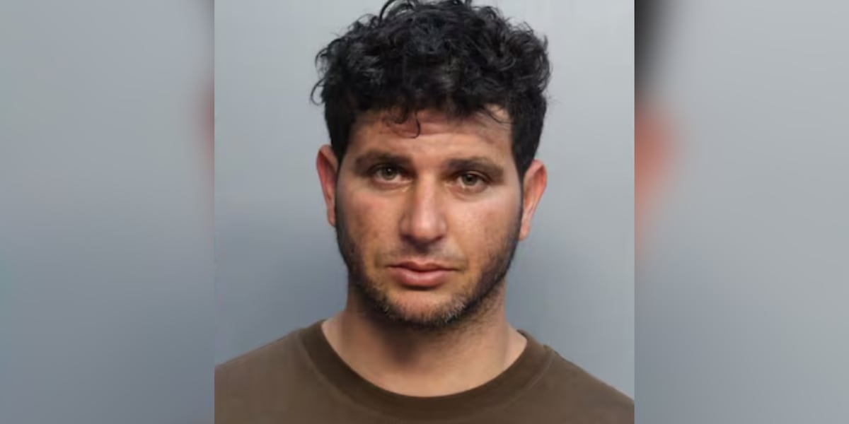 Man arrested after telling American Airlines gate agent he had a bomb at Miami airport