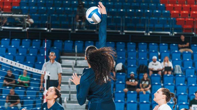 Sesar's Big Night Not Enough, Volleyball Drops Match to North Florida
