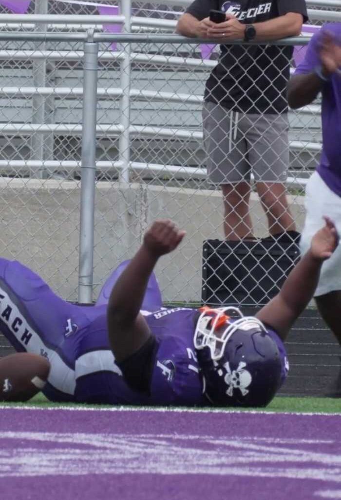 Ty Keister rolls left, throws back across the field and Jahmyri Jennings makes a grown-man grab 💪🏾
