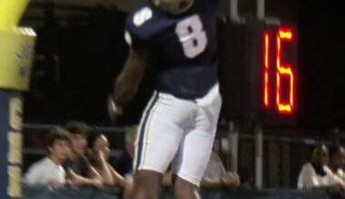 Zion Davis with the SCOOP AND DUNK 😤🏈💥