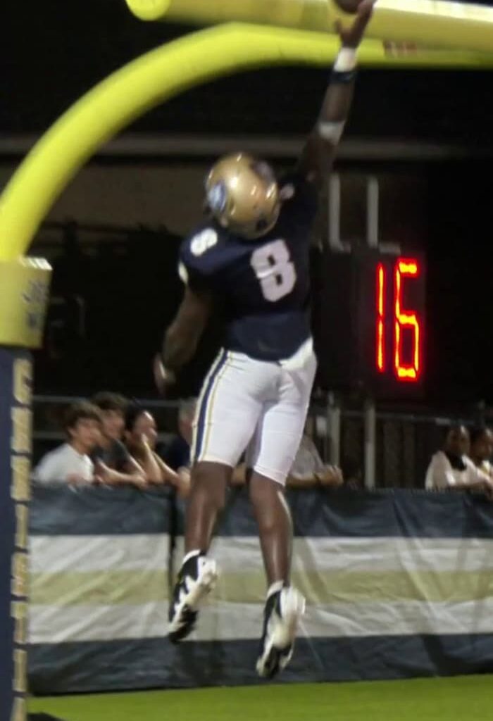 Zion Davis with the SCOOP AND DUNK 😤🏈💥