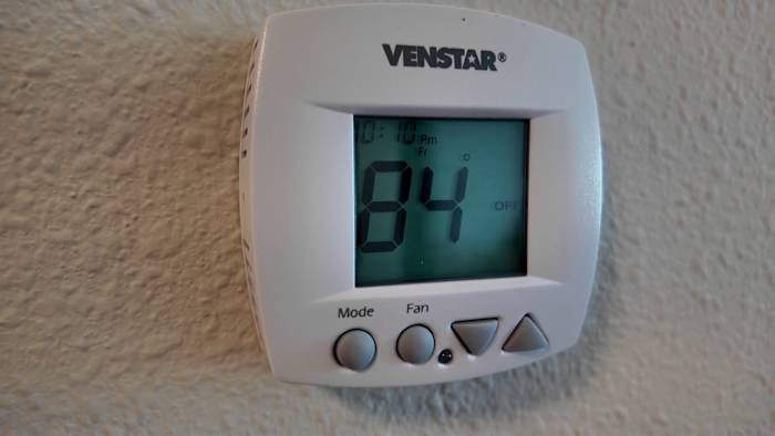 75-year-old woman waits weeks for AC repair at Orlando senior apartment complex