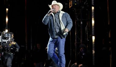 Garth Brooks adds third show to Orlando tour stop
