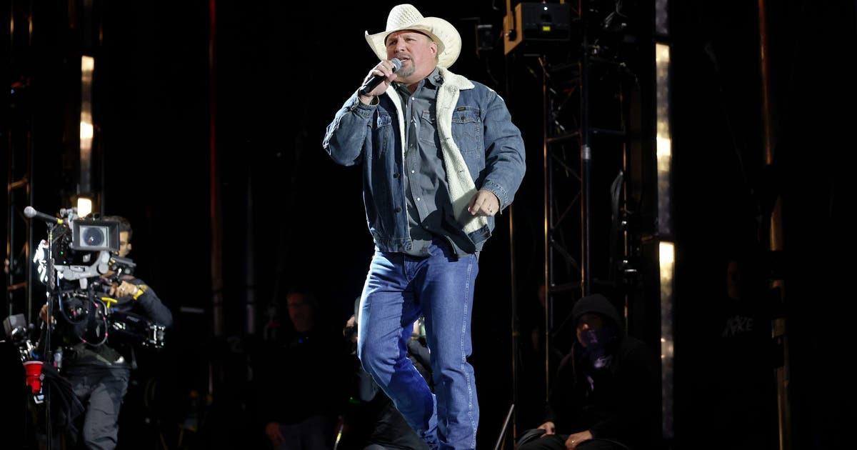 Garth Brooks adds third show to Orlando tour stop