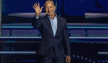 Jeff Bezos reports for jury duty in Miami