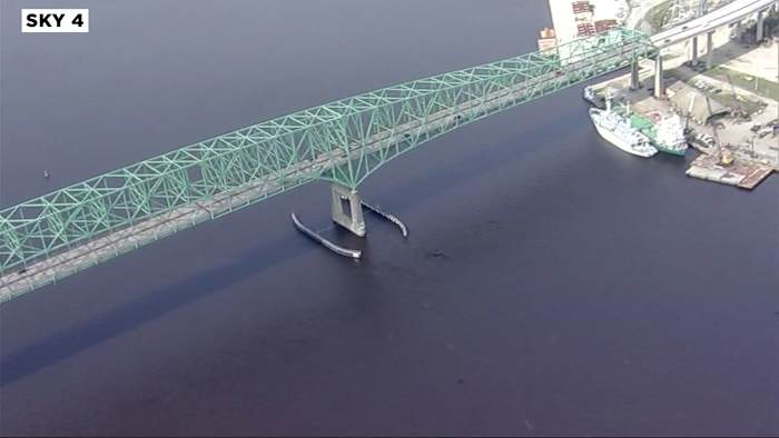 Traffic Alert: Crash in westbound lanes of Hart Bridge causing backups